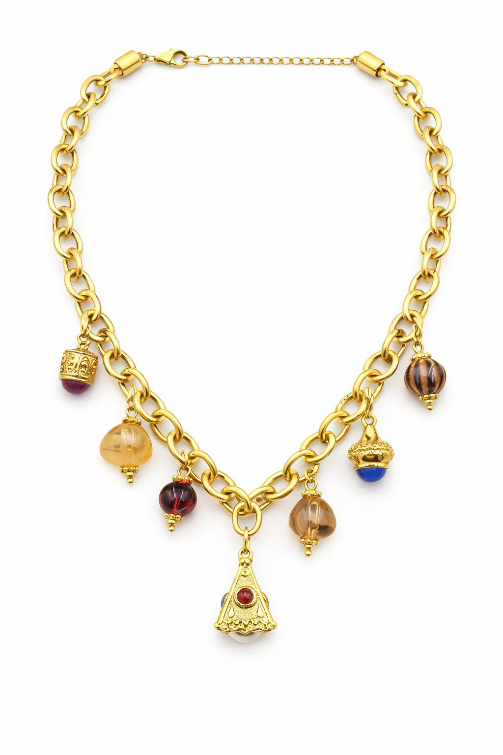Collar de bisutería de cadena dorada con cuentas multicolor y colgante central tipo amuleto, cierre ajustable, sobre fondo blanco