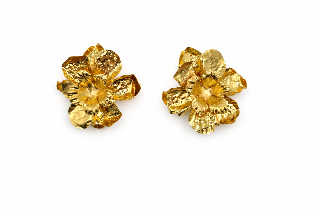 Pendientes flor dorados con textura martillada
