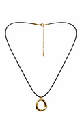 Collar dorado con colgante circular orgánico y cordón negro