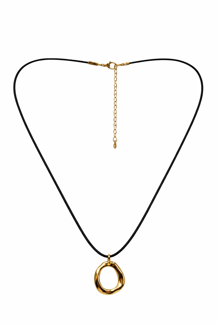 Collar dorado con colgante circular orgánico y cordón negro