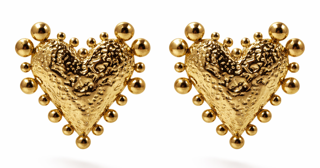 Pendientes corazón texturizado con detalle de esferas acabado dorado brillante