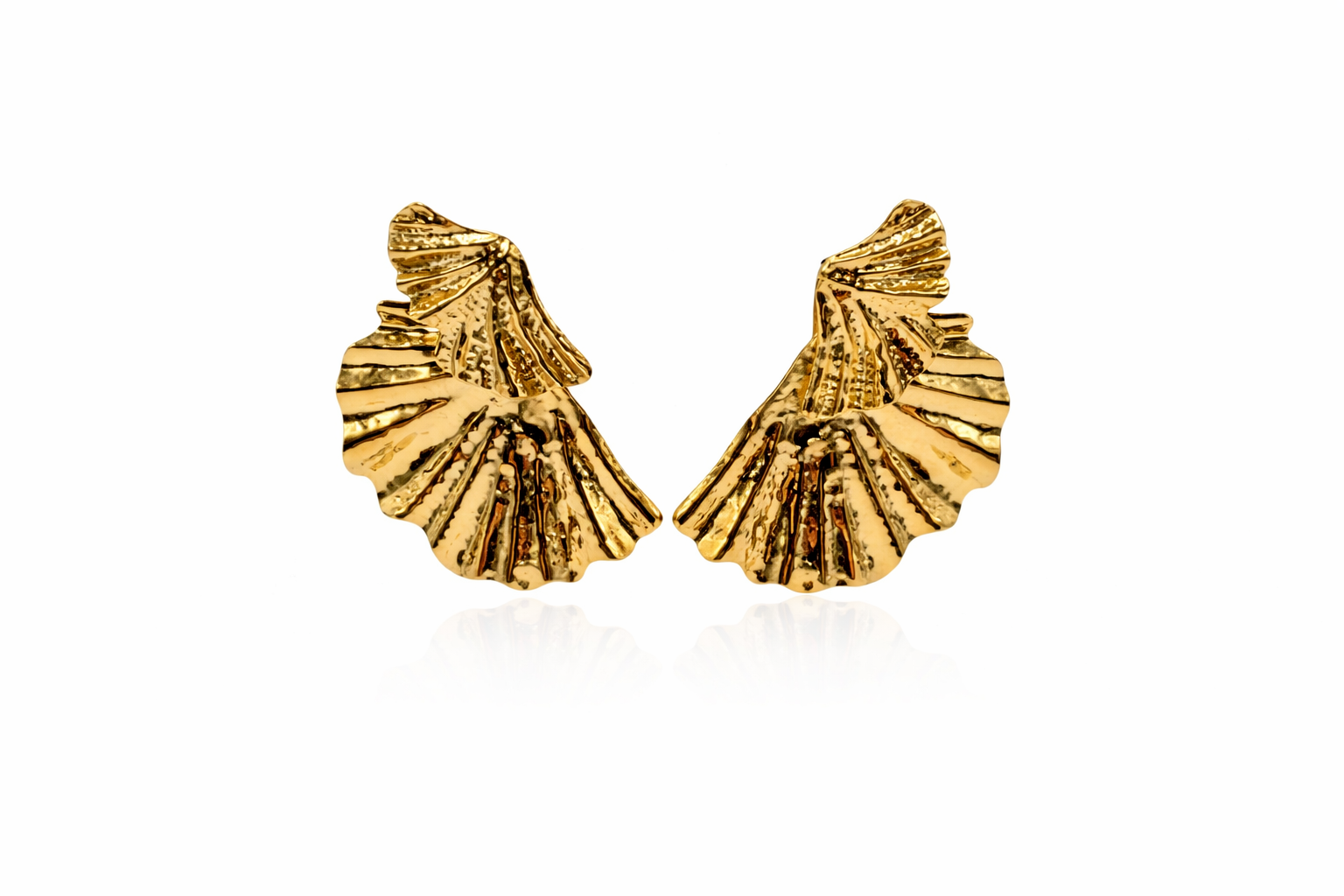 Pendientes dorados diseño orgánico efecto abanico