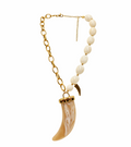 Collar Statement Dorado con Perlas Naturales y Dije Colmillo Marmoleado