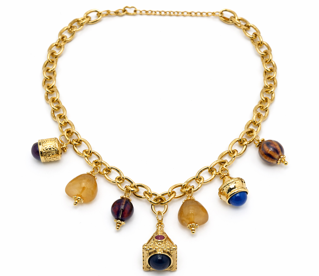 Collar Cadena Dorada con Cuentas Multicolor y Colgante Amuleto