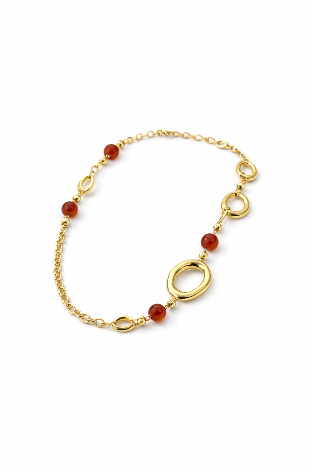 Collar largo dorado de bisutería con cuentas rojas, 90 cm, sobre fondo blanco