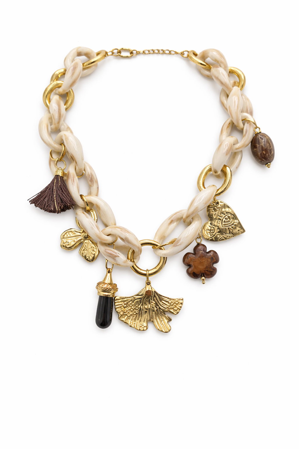 Collar de bisutería con eslabones grandes crema efecto resina, charms dorados y borla marrón, cierre ajustable, sobre fondo blanco