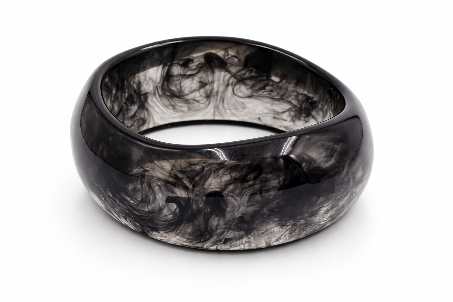 Pulsera rígida ancha de resina efecto mármol negro y gris humo, sobre fondo blanco