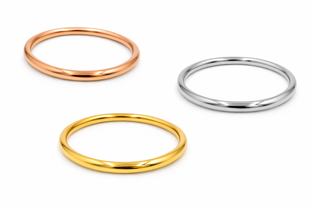 Pulseras rígidas finas minimal de bisutería en dorado, plateado y oro rosa, sobre fondo blanco