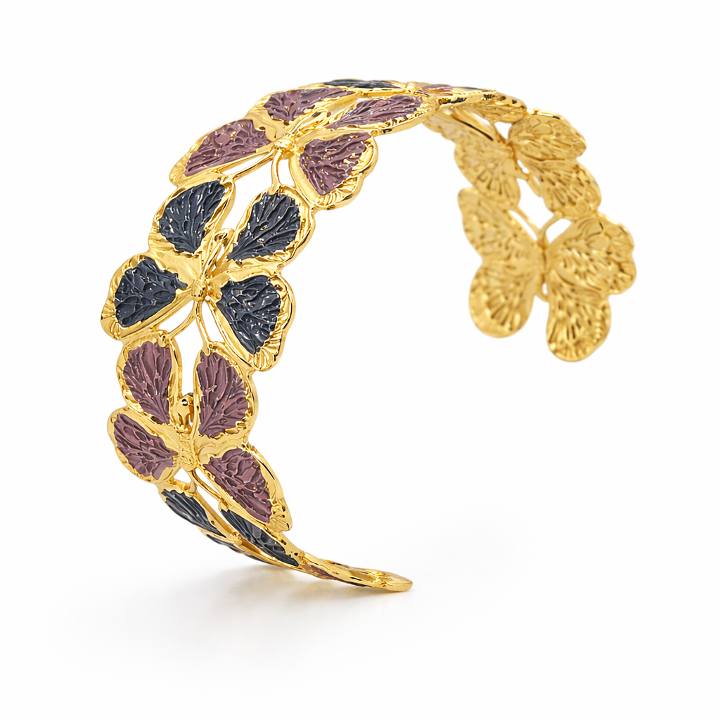 Brazalete dorado de bisutería con mariposas en relieve y esmalte bronce claro y bronce oscuro, sobre fondo blanco