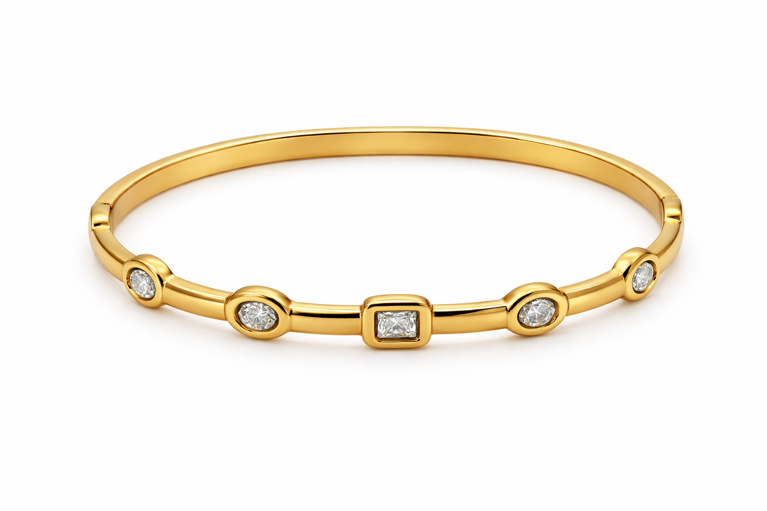Brazalete rígido de bisutería dorado con circonitas transparentes y piedra central rectangular, sobre fondo blanco
