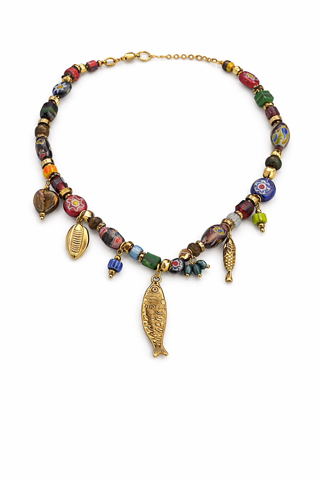 Collar de bisutería con cuentas multicolor estilo artesanal y colgantes marinos dorados (pez, concha y borla), sobre fondo blanco
