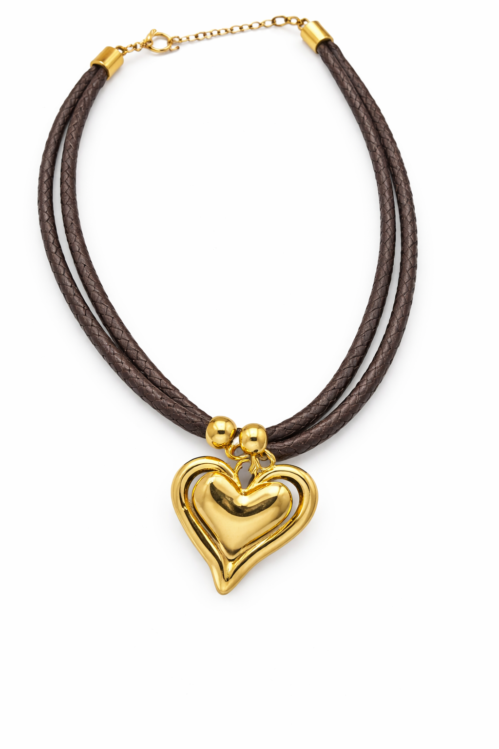 Collar de bisutería con doble cordón trenzado marrón, cierre ajustable y colgante corazón dorado, sobre fondo blanco