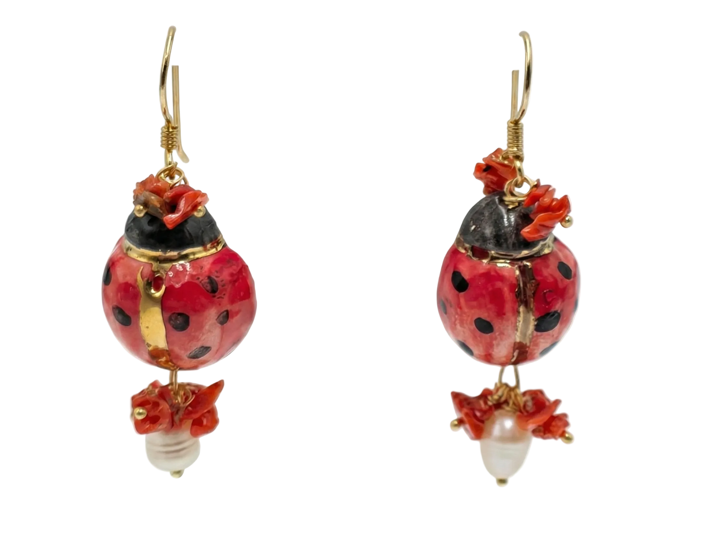 Pendientes Coccinella Mediterránea  Cerámica siciliana pintada a mano con lustre de oro puro, coral y perla de río